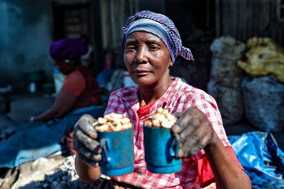 Entre lume e fumo, mulheres assam castanha para sustentar famílias em Maputo
