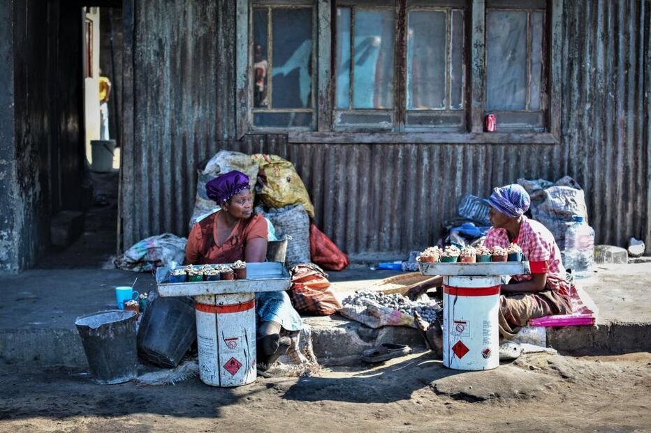 Entre lume e fumo, mulheres assam castanha para sustentar famílias em Maputo