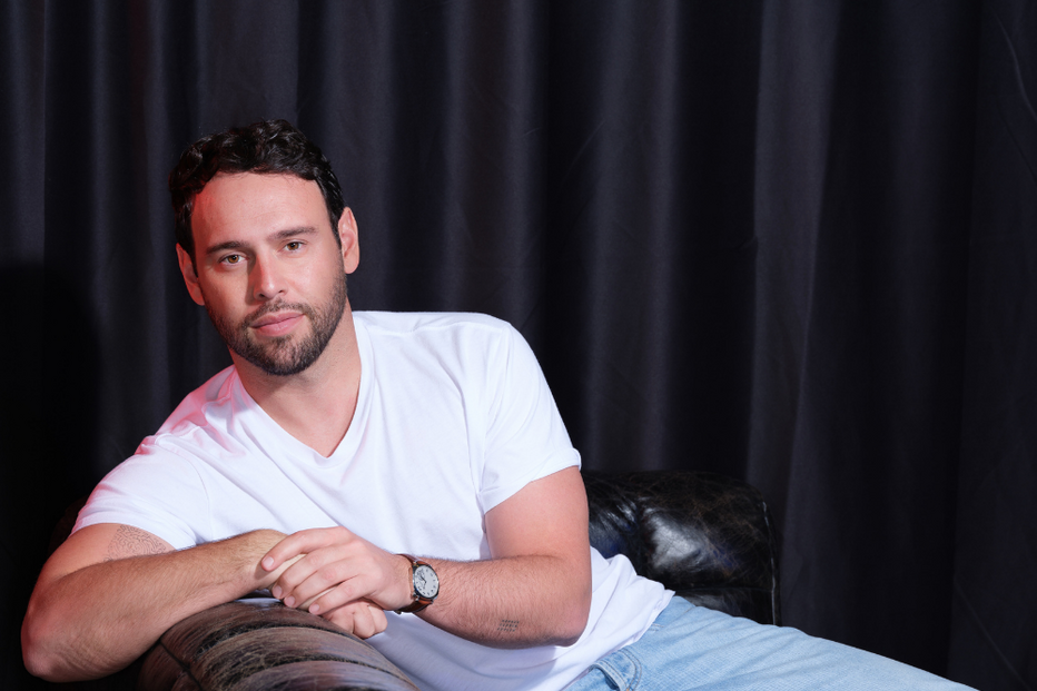 Sydney Sweeney relaciona-se com empresário, Scooter Braun, conhecido por conflito com Taylor Swift.
