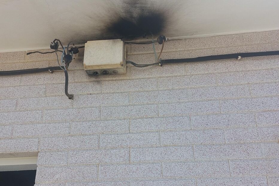Equipamento de sistema elétrico destruído pelas chamas em Espinho