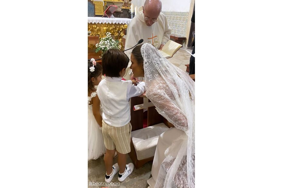 Vítor Baía acompanha a filha, Beatriz, ao altar.
