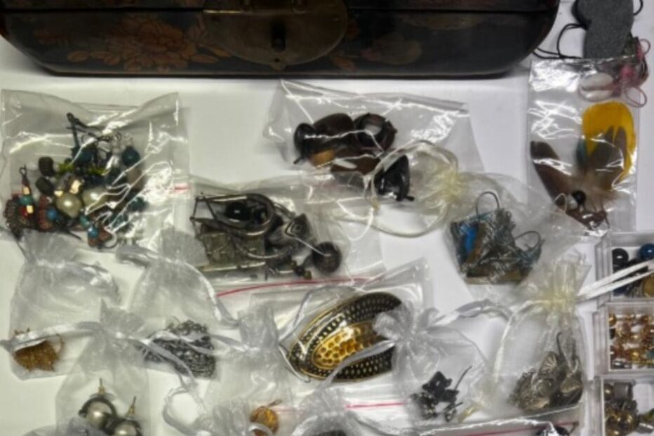 Coleção de joias variadas em embalagens individuais