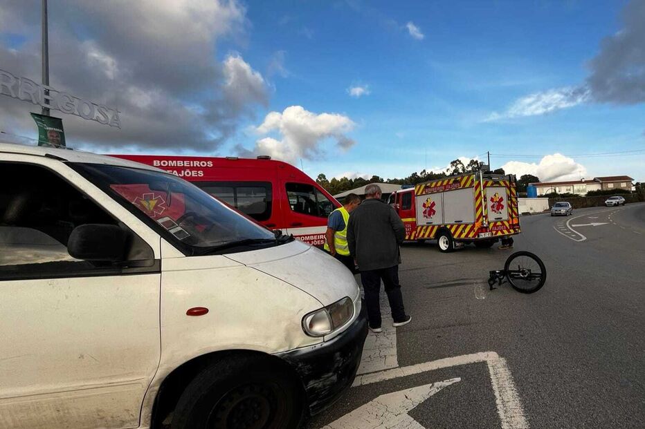 Carro danificado após acidente com bicicleta e assistência dos bombeiros no local