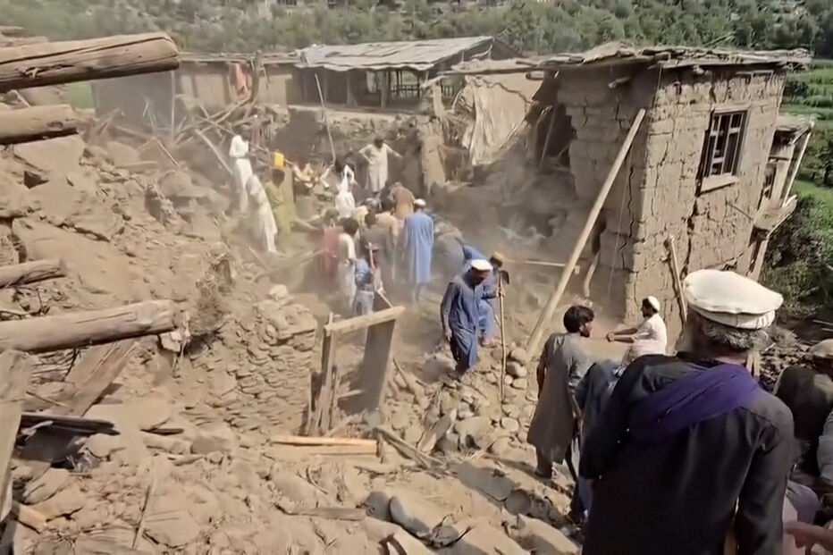 Sismo causa destruição no Afeganistão; equipas de resgate procuram sobreviventes