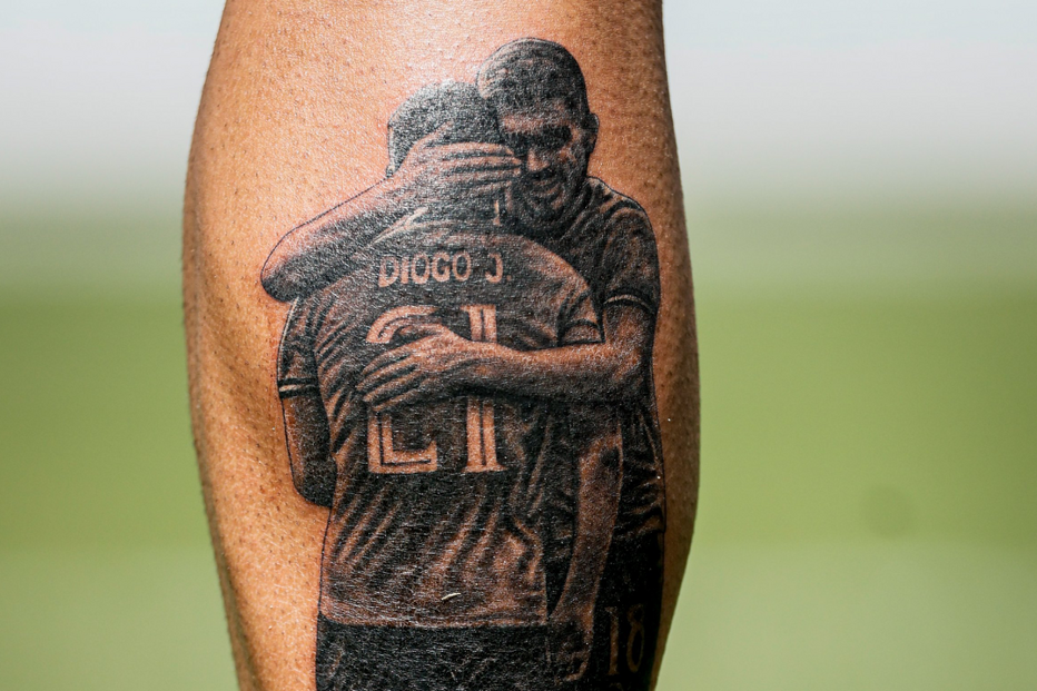 Rúben Neves grava Diogo Jota na pele