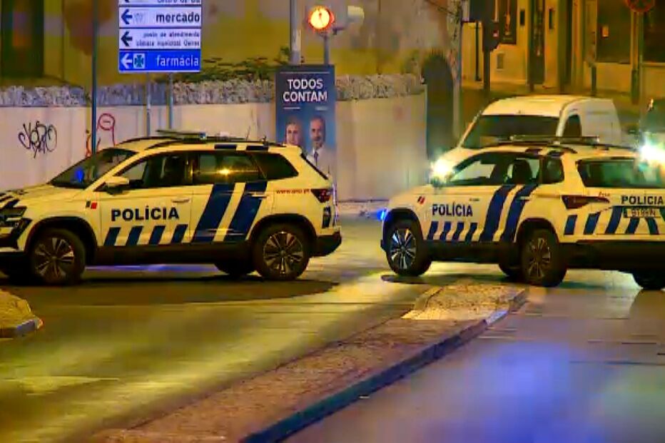 PSP em incêndio em Linda-a-Velha