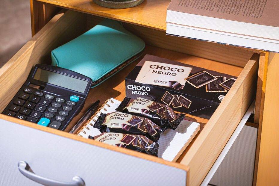 Gaveta com calculadora, chocolates 