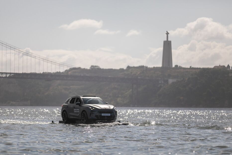 Novo CUPRA Terramar testado em água no rio Tejo, Lisboa