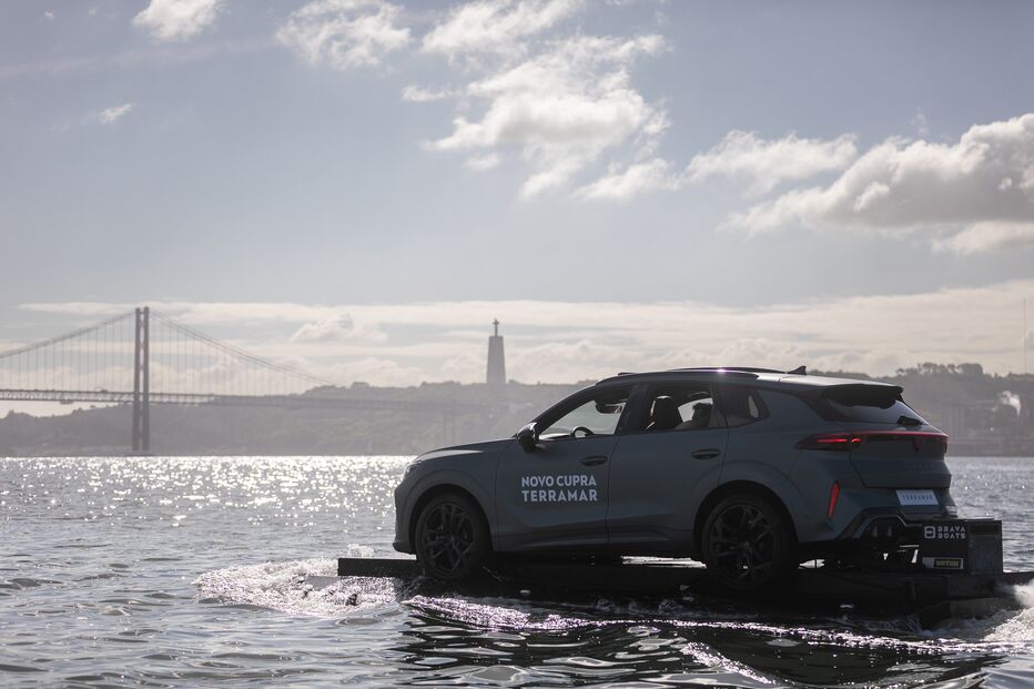 Cupra Terramar desafia limites na água com a Ponte 25 de Abril e o Cristo Rei ao fundo