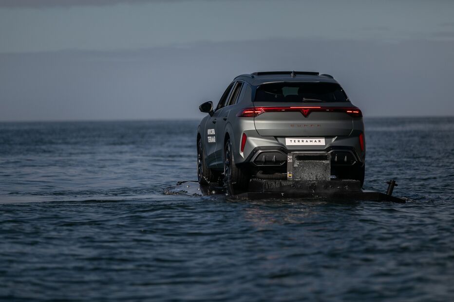 CUPRA Terramar mostra capacidade dentro de água