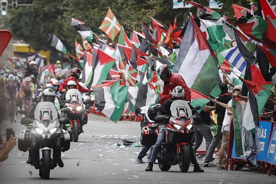 Protestos pró-Palestina marcam etapa da Volta a Espanha em Bilbau.
