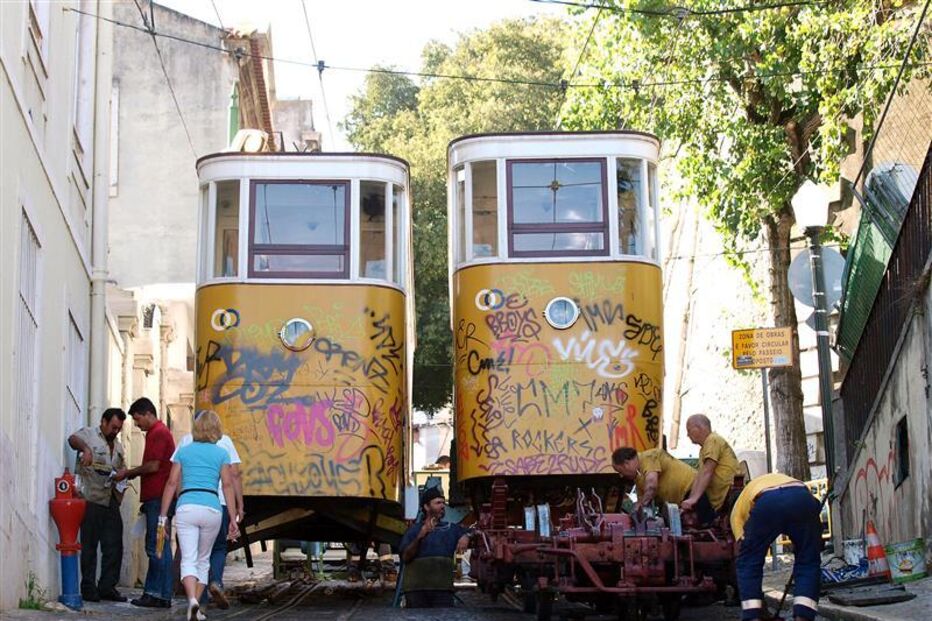 Elevador da Glória descarrila em Lisboa e provoca vítimas