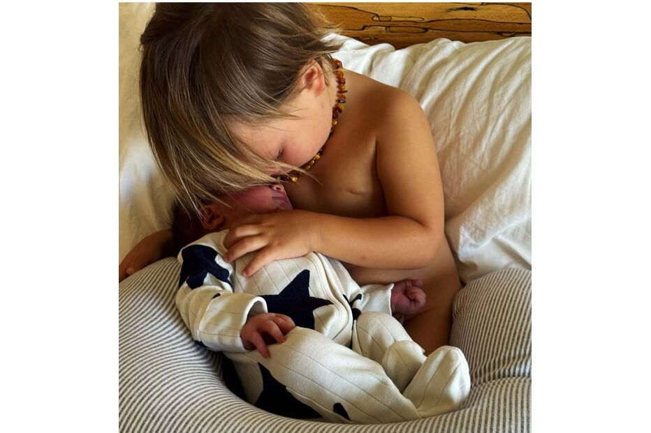 Hiru junto do irmão recém-nascido Gaku