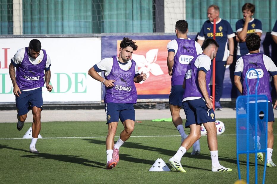Pedro Neto em ação no treino de quarta-feira da seleção nacional