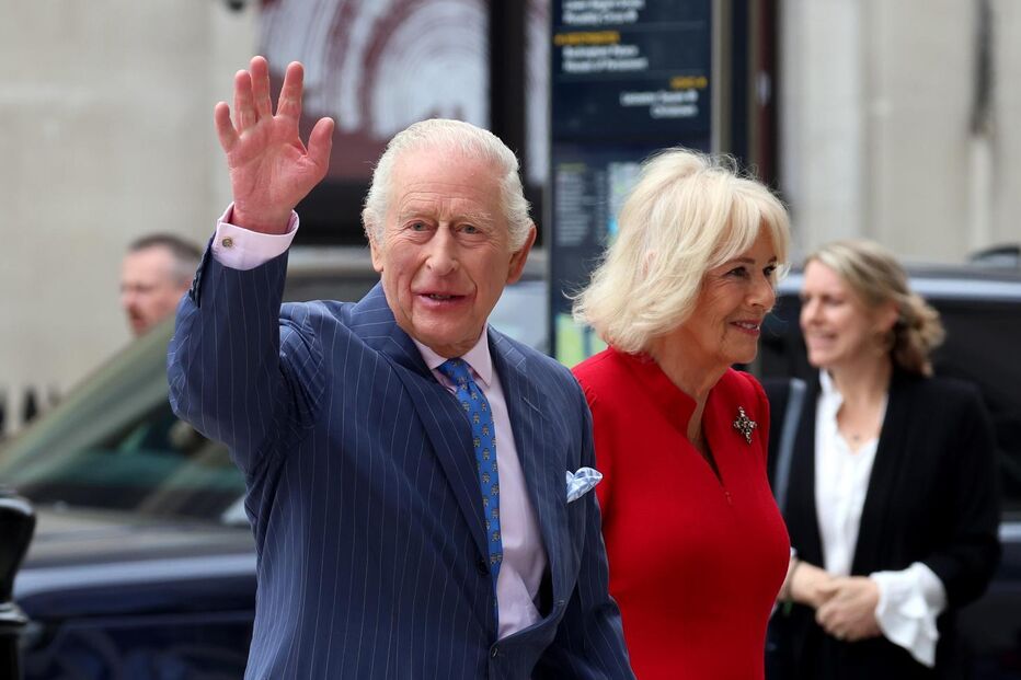 Carlos III aborda luta contra o cancro em visita a hospital no Reino Unido