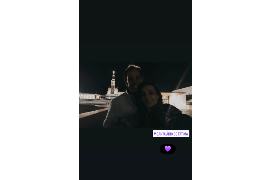 Um casal visita o Santuário de Fátima