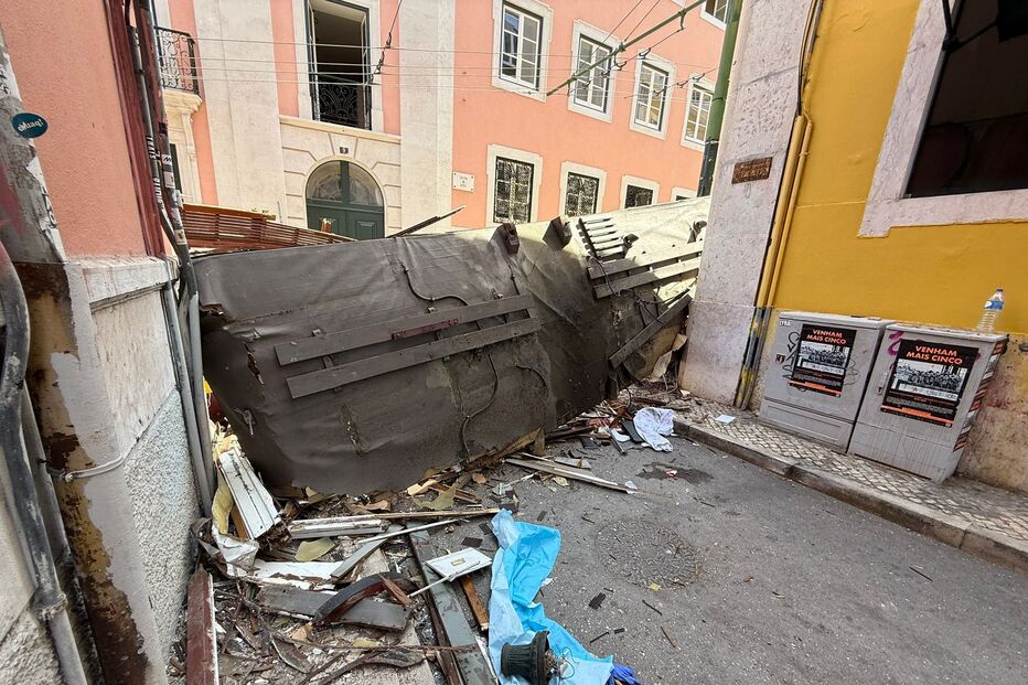 Destroços após acidente com o Elevador da Glória, em Lisboa.
