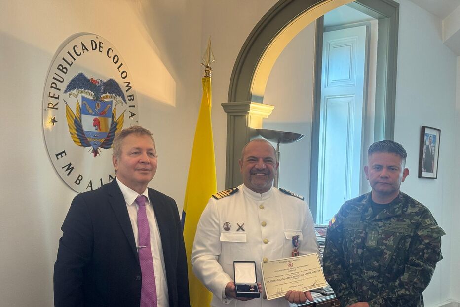 Militar da Marinha Portuguesa recebe medalha colombiana em Lisboa