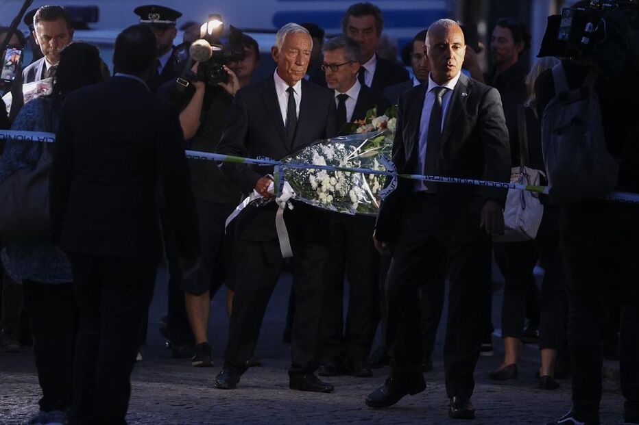 Marcelo deixa flores no local do acidente