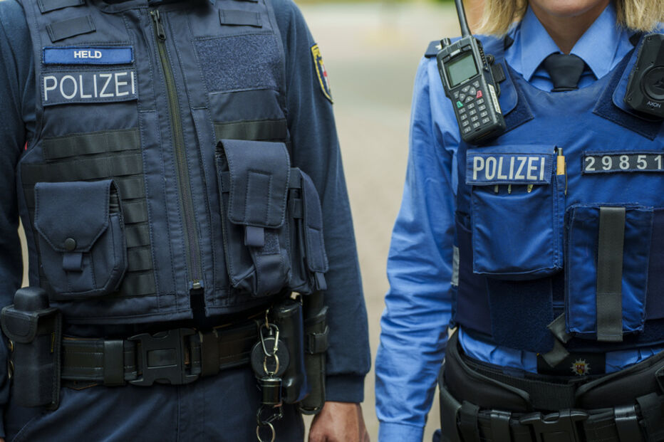 Imagem de agentes da polícia com coletes identificativos