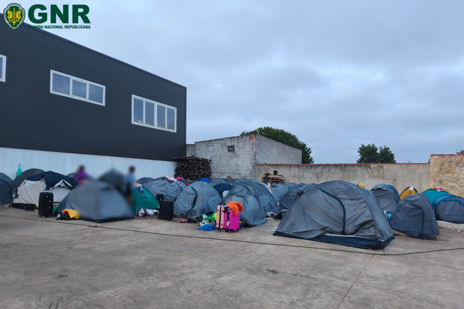 Imigrantes vivem em acampamento no Cadaval em condições indignas