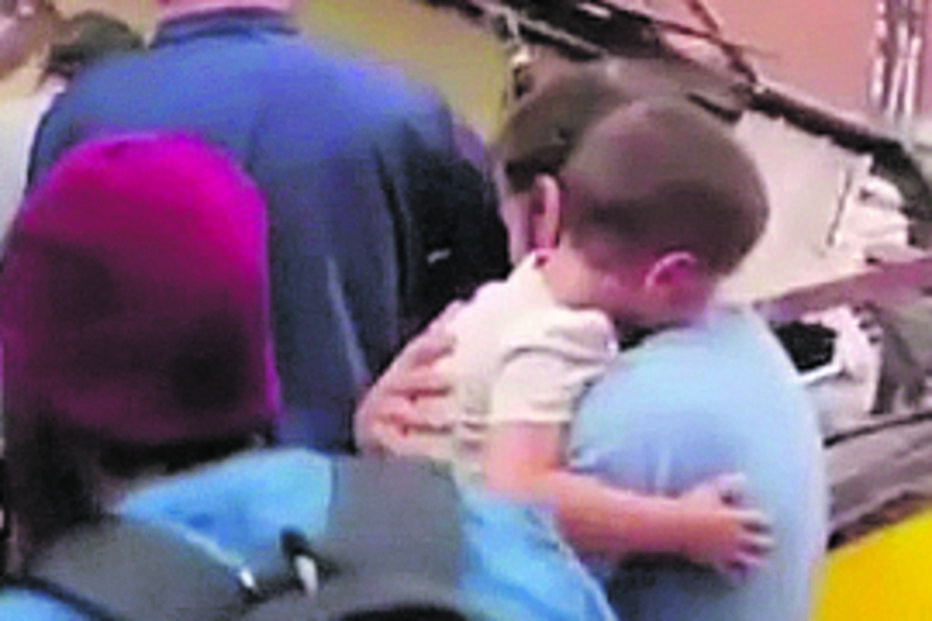 Menino depois de retirado dos destroços