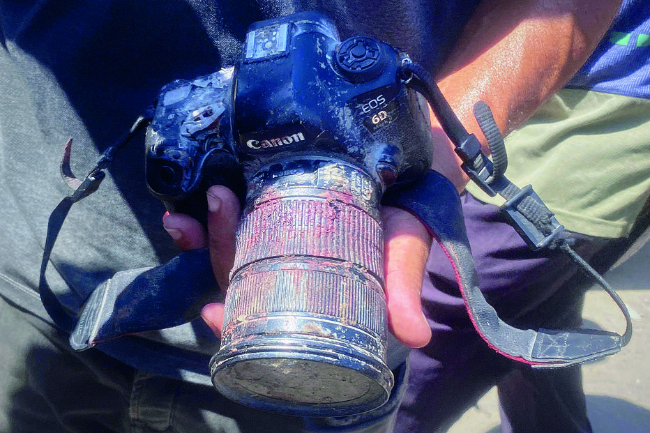 Câmera de Mahmoud Rehan, jornalista em Gaza, danificada