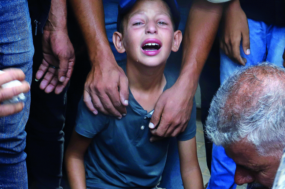 Criança ferida recebe tratamento em Gaza, após dois anos de guerra