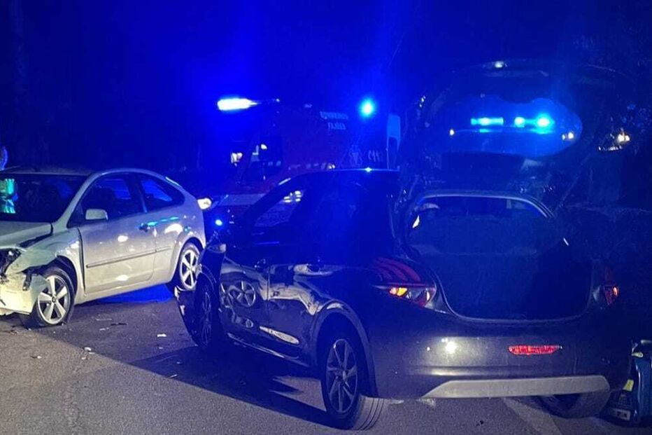 Acidente de viação com bombeiros no local para assistência