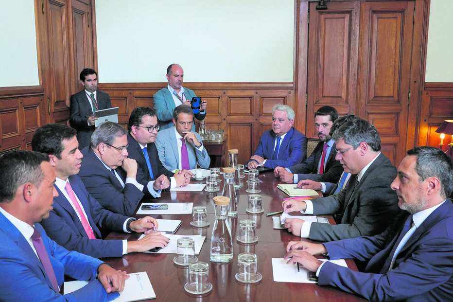 Reunião entre governantes e delegação socialista aconteceu, no Parlamento, na sexta-feira, após audições de Chega, Livre e IL