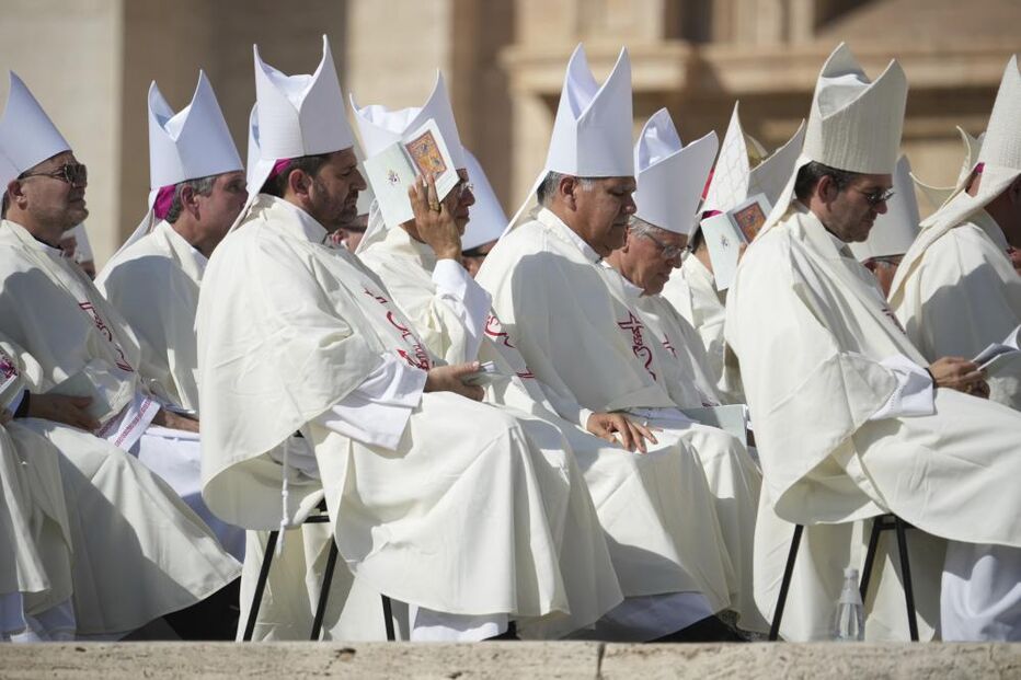 Bispos participam da missa de canonização de Carlo Acutis e Pier Giorgio Frassati na Praça de São Pedro, no Vaticano