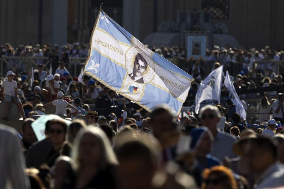 Fiéis marcam presença na missa de canonização de Carlo Acutis e Pier Giorgio Frassati na Praça de São Pedro, no Vaticano