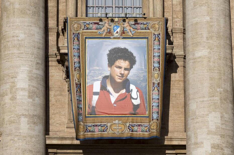 Imagem de Carlo Acutis, na Praça de São Pedro, no Vaticano