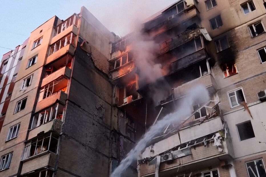 Ataque russo com drones atinge Kiev e incendeia edifício governamental