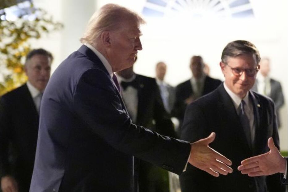 Donald Trump surge com a mão negra e pede ajuda a Melania numa conferência