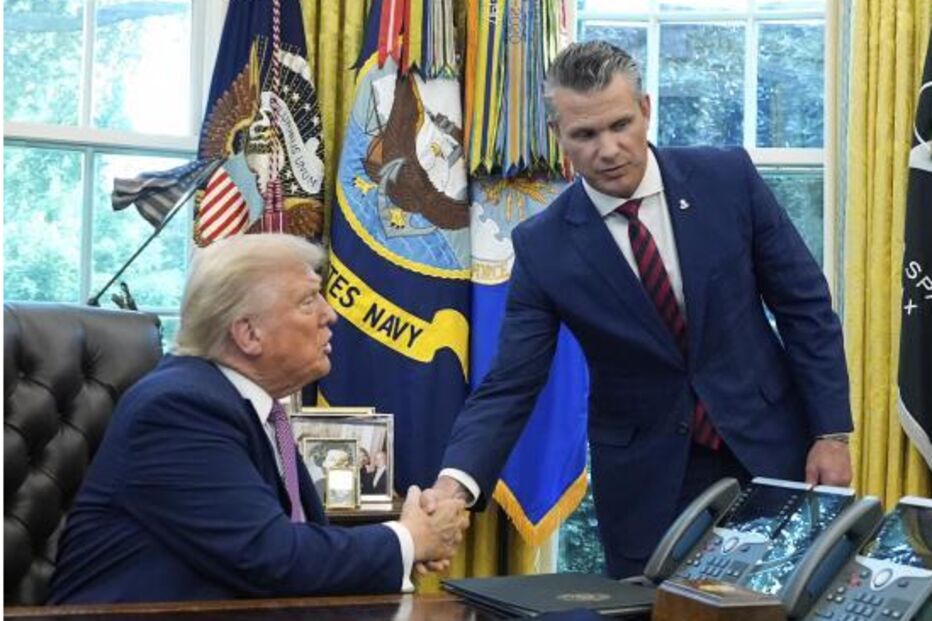 Trump reúne-se com figuras militares na Sala Oval após comparação com Isabel II