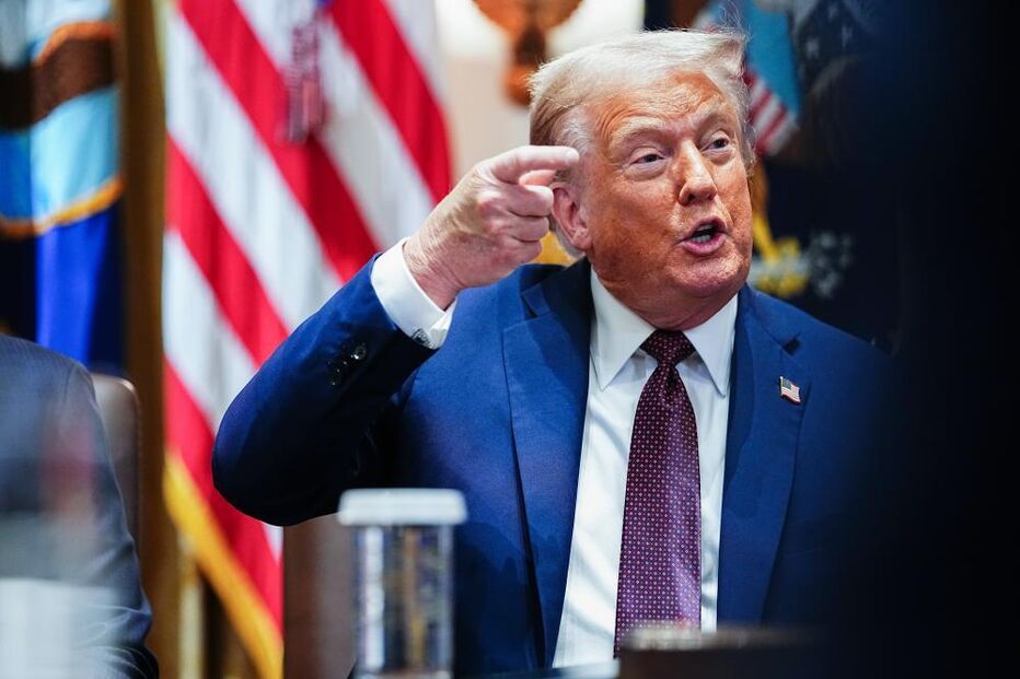 Donald Trump discursa após comparação com Isabel II e gesto de apoio de Melania