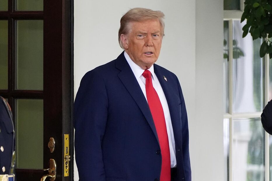 Donald Trump surge com покраску mão negra e pede ajuda à mulher