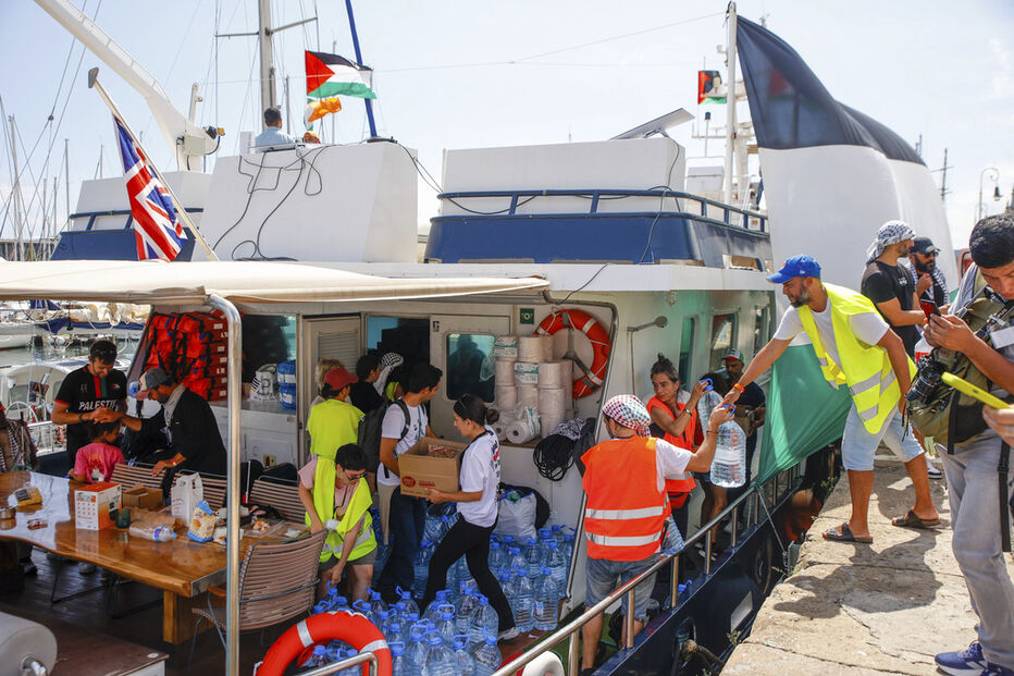 Flotilha solidária ruma a Gaza, faz paragem na Tunísia para recolher ajuda e reparações