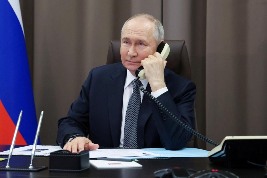 Putin ao telefone, enquanto o governo russo controla comunicações