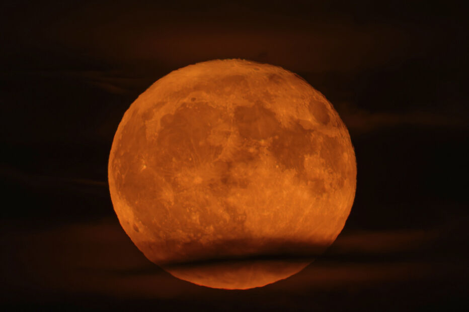 Lua cheia no céu noturno