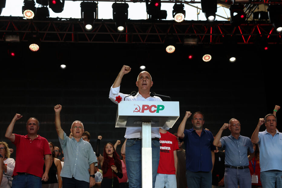 Paulo Raimundo discursa contra a nova lei laboral, em protesto com a CGTP
