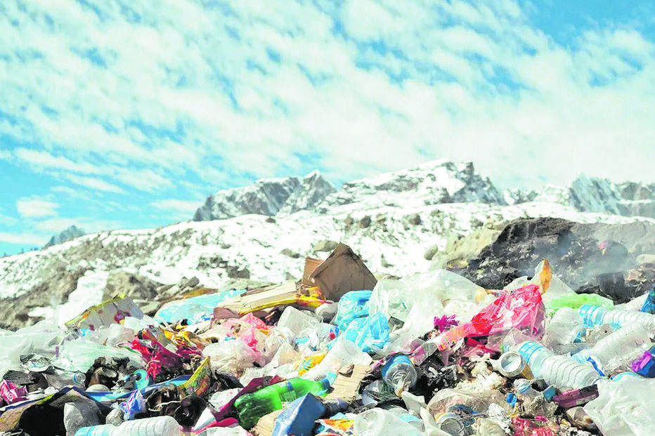 Autoridades estão a usar drones para retirar as toneladas de lixo que se encontram espalhadas ao longo do monte Evereste. Um sucesso 
