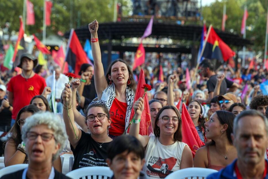 Juventude Comunista entre a multidão