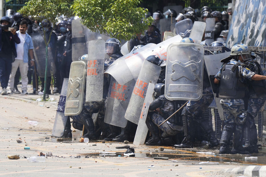 Polícia do Nepal dispersa milhares de manifestantes