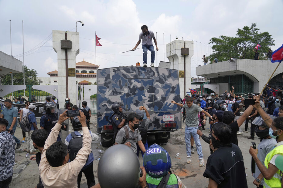 Polícia do Nepal dispersa milhares de manifestantes