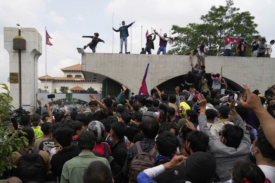 Polícia do Nepal dispersa milhares de manifestantes