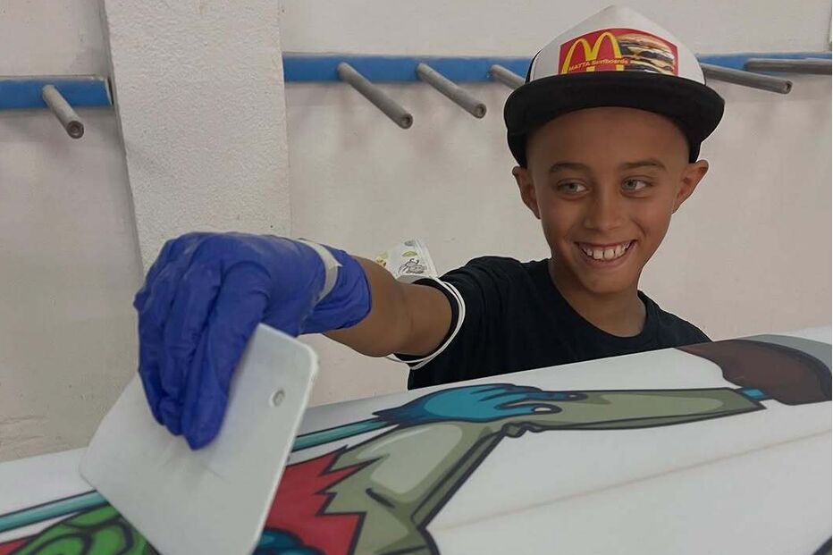 Jovem surfista Zion Brocchi faleceu aos 12 anos após luta contra tumor cerebral