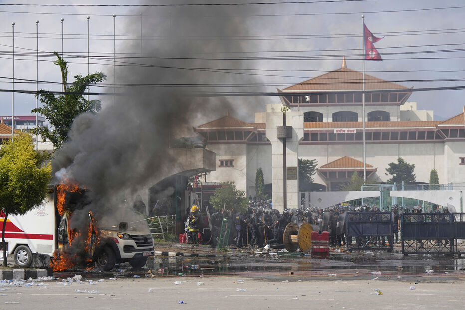 Polícia de choque guarda o prédio do parlamento