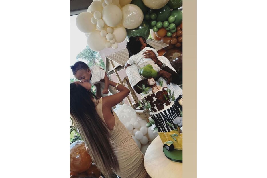 Celebração familiar com bolo temático e balões decorativos